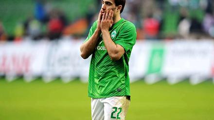 Bremens Verteidiger Sokratis konnte es kaum glauben, doch seine Mannschaft hatte soeben den sicher geglaubten Sieg gegen den FC Augsburg in letzter Minute verspielt.