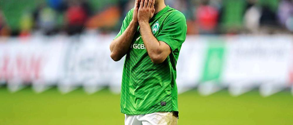 Bremens Verteidiger Sokratis konnte es kaum glauben, doch seine Mannschaft hatte soeben den sicher geglaubten Sieg gegen den FC Augsburg in letzter Minute verspielt.