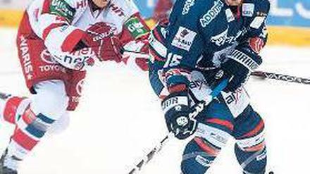 Nicht zu stoppen. So sehr sich Kölns Alexander Weiß auch müht, die Eisbären um Travis James Mulock liefen im ersten Viertelfinale von Beginn an vorneweg. Foto: dpa