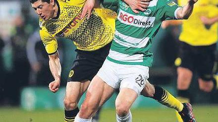 Nah dran. Die Fürther um Felix Klaus (vorn) lieferten Robert Lewandowskis Dortmundern einen harten Kampf. Foto: Reuters