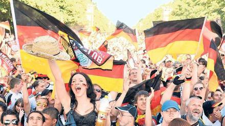 Jubelmeile. Die Straße des 17. Juni zwischen Brandenburger Tor und Siegessäule entwickelt sich zur begehrtesten Partyadresse Berlins. Dort wird immer öfter gefeiert wie hier zur Fußball WM 2010. Doch das bringt auch eine Menge Probleme.