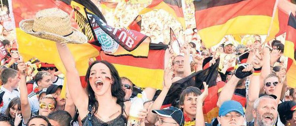 Jubelmeile. Die Straße des 17. Juni zwischen Brandenburger Tor und Siegessäule entwickelt sich zur begehrtesten Partyadresse Berlins. Dort wird immer öfter gefeiert wie hier zur Fußball WM 2010. Doch das bringt auch eine Menge Probleme.