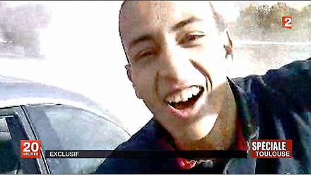 Der mutmaßliche Toulouse-Attentäter Mohamed Merah auf einem bereits bekannten Video. Neue Aufnahmen sollen seine Taten zeigen.