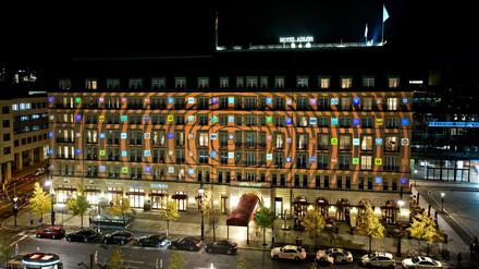 So sah die Illumination am Hotel Adlon 2010 aus. Weitere Fotos davon finden Sie hier.