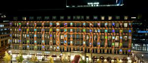 So sah die Illumination am Hotel Adlon 2010 aus. Weitere Fotos davon finden Sie hier.