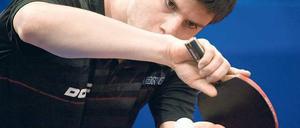 Meditation mit Ball. Der Aufschlag ist ein Markenzeichen in Ovtcharovs Spiel.