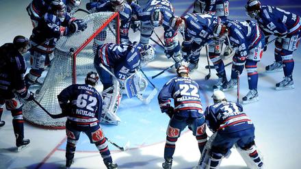 Immer nah beieinander. Die Eisbären-Spieler können sich derzeit nicht aus dem Weg gehen - auf dem Eis und außerhalb.