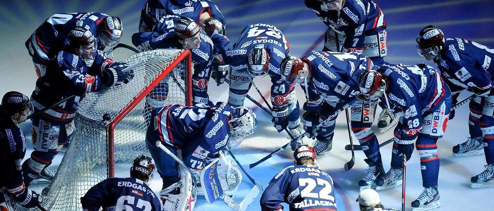 Immer nah beieinander. Die Eisbären-Spieler können sich derzeit nicht aus dem Weg gehen - auf dem Eis und außerhalb.
