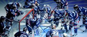Immer nah beieinander. Die Eisbären-Spieler können sich derzeit nicht aus dem Weg gehen - auf dem Eis und außerhalb.