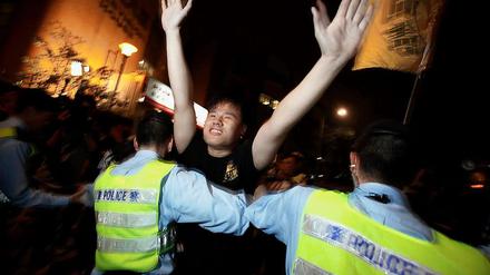 Bewohner Hongkongs protestieren gegen Henry Tang, Kandidat für das Amt des Verwaltungschefs. 