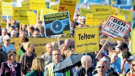 Schilder gegen den Krach. Zahlreiche Flughafen-Anwohner trafen sich zum lautstarken Protest gegen die Lärmbelastungen durch den BER-Airport. Foto: dpa/Soeren Stache