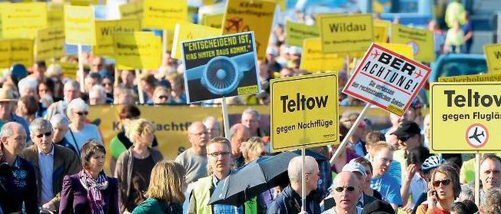 Schilder gegen den Krach. Zahlreiche Flughafen-Anwohner trafen sich zum lautstarken Protest gegen die Lärmbelastungen durch den BER-Airport. Foto: dpa/Soeren Stache
