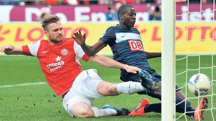 Hacke, Spitze, eins, zwei, drei. Adrian Ramos drückt den Ball vor Jan Kirchhoff zum 3:1 für Hertha über die Linie. Der Kolumbianer traf zweimal und bestach durch gute Technik. Foto: dapd