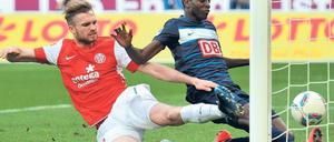 Hacke, Spitze, eins, zwei, drei. Adrian Ramos drückt den Ball vor Jan Kirchhoff zum 3:1 für Hertha über die Linie. Der Kolumbianer traf zweimal und bestach durch gute Technik. Foto: dapd