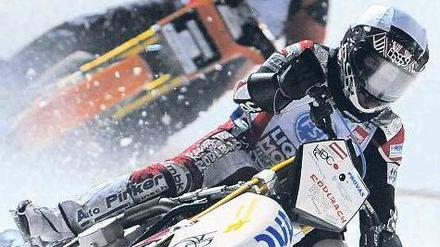 In Schräglage. Nur die besten Eisspeedway-Fahrer beherrschen den schmalen Grat zwischen Sturz und perfektem Rennen. 