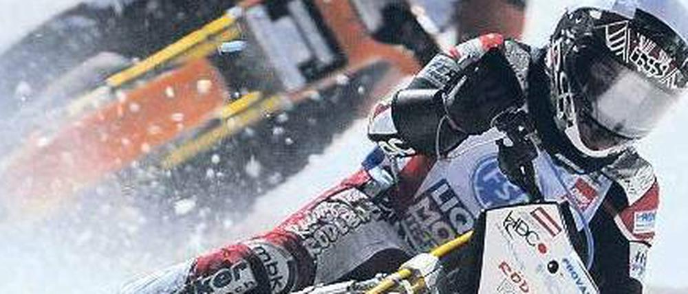 In Schräglage. Nur die besten Eisspeedway-Fahrer beherrschen den schmalen Grat zwischen Sturz und perfektem Rennen. 