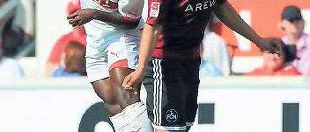 Enges Spiel. Stuttgarts Boka (l.) im Zweikampf mit Nürnbergs Chandler.