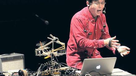 Lasst Körper singen. Der Japaner Tomomi Adachi könnte Cages Enkel sein. Er steht in der Tradition der Sonic Arts Union. Foto: Kai Bienert