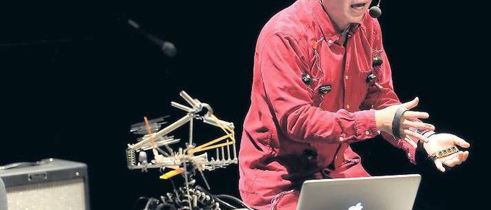 Lasst Körper singen. Der Japaner Tomomi Adachi könnte Cages Enkel sein. Er steht in der Tradition der Sonic Arts Union. Foto: Kai Bienert