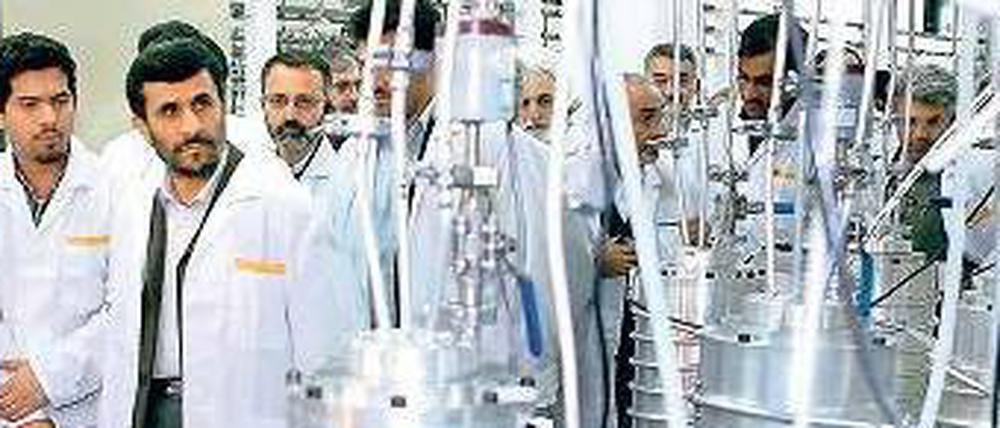 Konzentriert. Irans Präsident Ahmadinedschad besucht eine Anlage, in der Uranisotope angereichert werden.