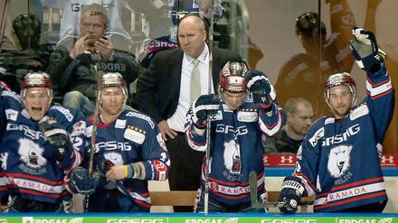 In den ersten beiden Begegnungen behielt das Team von Eisbären-Trainer Don Jackson (h.) die Oberhand.