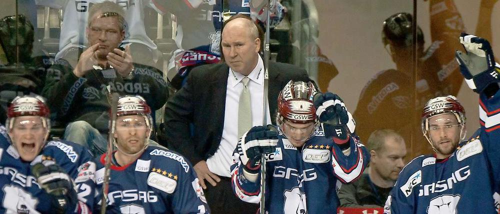 In den ersten beiden Begegnungen behielt das Team von Eisbären-Trainer Don Jackson (h.) die Oberhand.