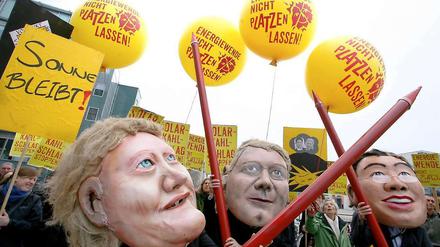 Der richtige Weg in die Energiewende ist umstritten. Bürgerinitiativen, Produzenten erneuerbarer Energien, die alten Energiekonzerne und die politischen Lager versuchen sich alle auf Kosten der jeweils anderen zu profilieren. Und vor allem: Sie verstehen nicht das gleiche unter dem Begriff Energiewende. 