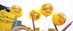 Der richtige Weg in die Energiewende ist umstritten. Bürgerinitiativen, Produzenten erneuerbarer Energien, die alten Energiekonzerne und die politischen Lager versuchen sich alle auf Kosten der jeweils anderen zu profilieren. Und vor allem: Sie verstehen nicht das gleiche unter dem Begriff Energiewende.