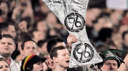Träume aus Alufolie. Die Fans von Hannover 96 haben den Europapokal schon mal nachgebildet. 
