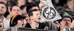 Träume aus Alufolie. Die Fans von Hannover 96 haben den Europapokal schon mal nachgebildet. 