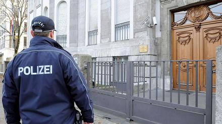 Ein Polizist steht vor eine Botschaft in Berlin. Werden solche Sicherungsmaßnahmen in Zukunft vielleicht von privaten Firmen übernommen? Der Senat will sparen. 