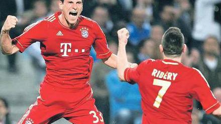 Mia san mia in Marseille. Mario Gomez schießt, sehr zur Freude von Franck Ribéry, die Münchner in Führung. Für Gomez war es das elfte Tor in der laufenden Champions League. Foto: dapd