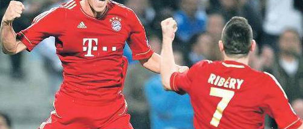 Mia san mia in Marseille. Mario Gomez schießt, sehr zur Freude von Franck Ribéry, die Münchner in Führung. Für Gomez war es das elfte Tor in der laufenden Champions League. Foto: dapd