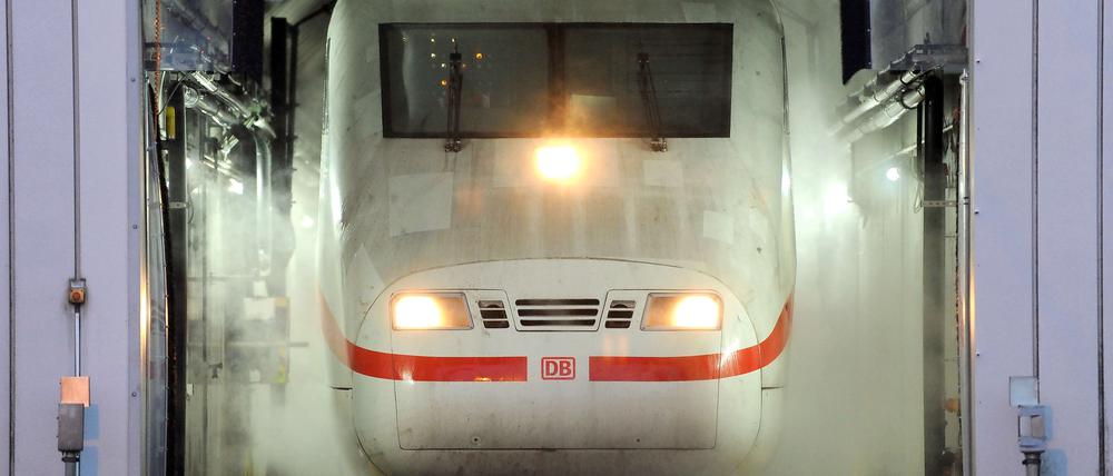Ein ICE ist in Bayern in einem Tunnel liegen geblieben, die 400 Fahrgäste blieben unverletzt.
