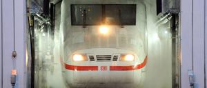 Ein ICE ist in Bayern in einem Tunnel liegen geblieben, die 400 Fahrgäste blieben unverletzt.