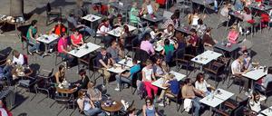 Straßenlokal statt Wahllokal: Vielleicht ist das Wetter zu schön, um wählen zu gehen. Bis zum Nachmittag waren nur rund 30 Prozent der 800.000 Wahlberechtigten wählen.