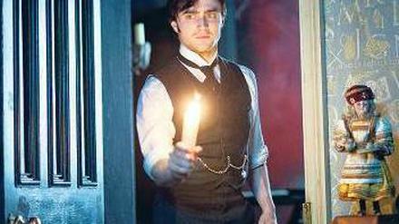 Grusel, Grusel. Arthur (Daniel Radcliffe) erforscht das alte Herrenhaus. Foto: Concorde