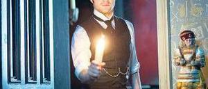 Grusel, Grusel. Arthur (Daniel Radcliffe) erforscht das alte Herrenhaus. Foto: Concorde
