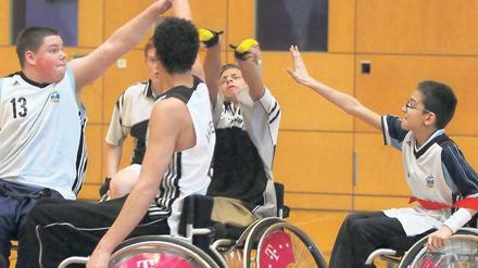 Dribbeln, zielen, werfen. Die Aussicht auf „Jugend trainiert für Paralympics“ macht den Rollstuhlbasketball-Schulcup besonders spannend. Doch viele wollten auch einfach nur dabei sein, High-Tech-Rollstühle testen, anfeuern. Manch einer setzte sich auch in den Rollstuhl, um den anspruchsvollen Sport auszuprobieren. 