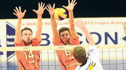 Der Block steht. Tomas Kmet (links) und Björn Höhne von den BR Volleys versuchen, einen Angriff des VfB Friedrichshafen abzuwehren.