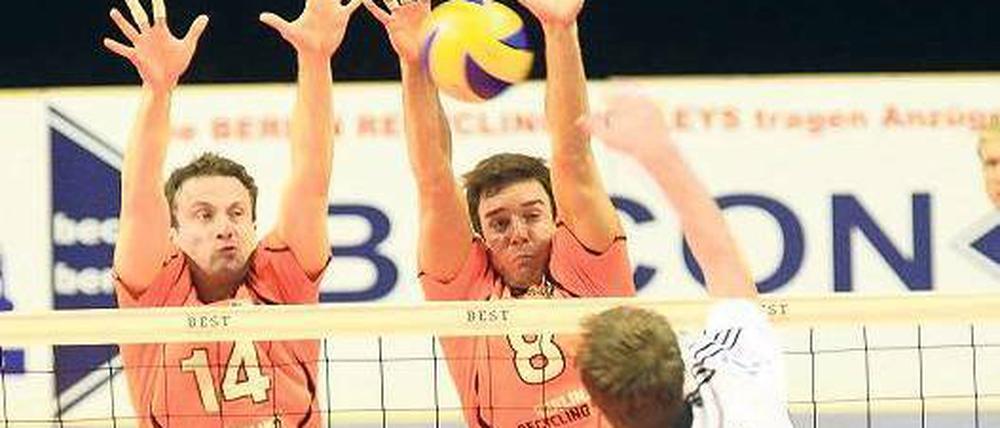 Der Block steht. Tomas Kmet (links) und Björn Höhne von den BR Volleys versuchen, einen Angriff des VfB Friedrichshafen abzuwehren.