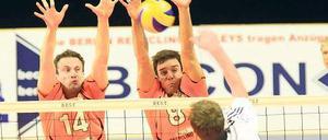 Der Block steht. Tomas Kmet (links) und Björn Höhne von den BR Volleys versuchen, einen Angriff des VfB Friedrichshafen abzuwehren.