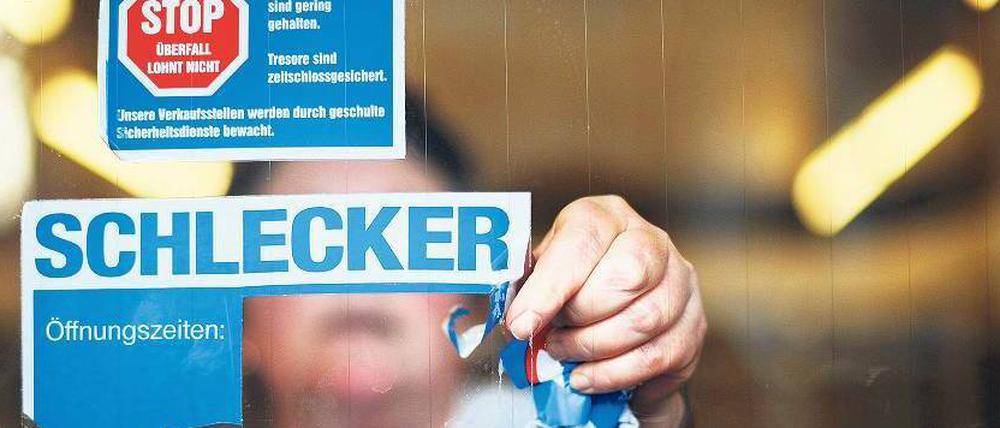 Abzugsbewegungen. Trotz der harten Einschnitte bei Filialen und Mitarbeitern sieht ein neues Gutachten die Zukunft von Schlecker skeptisch. 