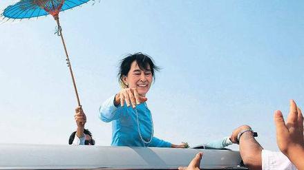 Viele Hoffnungen ruhen auf ihr: Aung San Suu Kyi bei der Fahrt zu einem Wahlkampfauftritt in der Stadt Sagaing. Foto: Angela Brkic/dpa