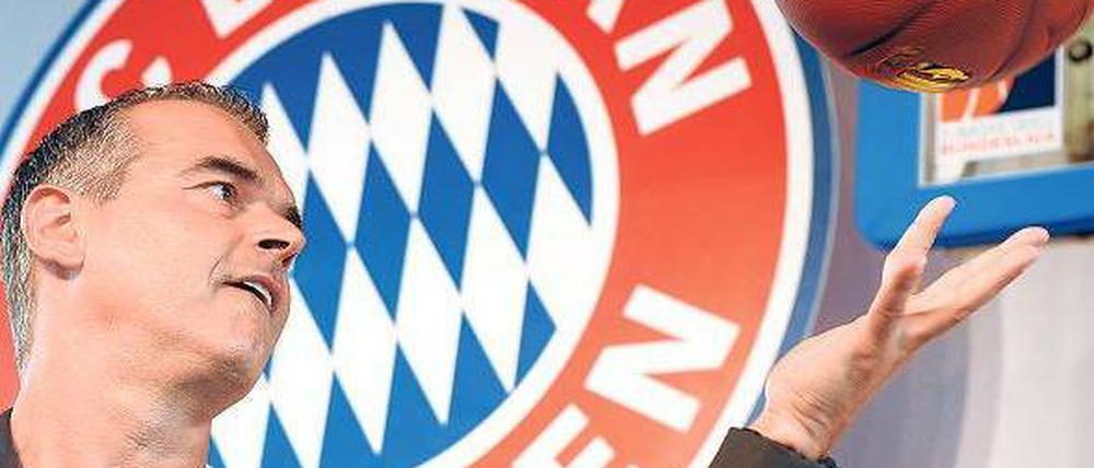 Dirk Bauermann, 54, trifft heute als Trainer des Bundesliga-Aufsteigers FC Bayern München in der Arena am Ostbahnhof auf Alba Berlin (20 Uhr, live bei Sport 1). Zuvor war er mit Leverkusen und Bamberg neunmal deutscher Basketballmeister. Bis vergangenen Herbst betreute er auch die Nationalmannschaft. Gerade ist sein Buch „Mission Erfolg“ erschienen (Herbig-Verlag, 19,99 Euro). Foto: dpa