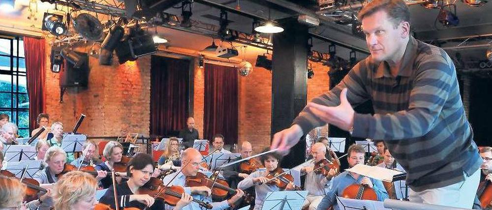 Dirigierender Arzt. Zwei Semester lang studierte Stefan Willich Musik. Dann entschied er, dass er für eine große Musikerkarriere nicht gut genug sei – und schwenkte auf Medizin um. Hier dirigiert er das von ihm gegründete „World Doctors Orchestra“. 