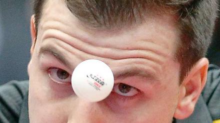 Bist du Plastik? Auch Timo Boll muss bald mit neuen Bällen spielen. 