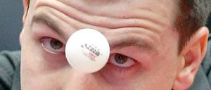 Bist du Plastik? Auch Timo Boll muss bald mit neuen Bällen spielen.