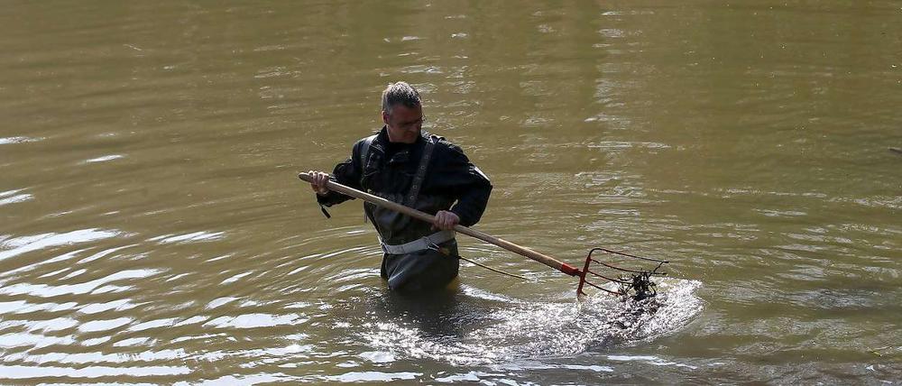 So begann die Suche, jetzt lässt man das Wasser aus dem See fließen.