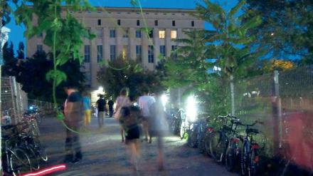Weltberühmt. Das Berghain existiert seit 2004 im alten Heizkraftwerk am Ostbahnhof. 2009 wurde es noch zum besten Club der Welt gewählt, nach Platz 6 im Vorjahr folgte nun der Sturz auf Platz 13. Foto: pa/dpa